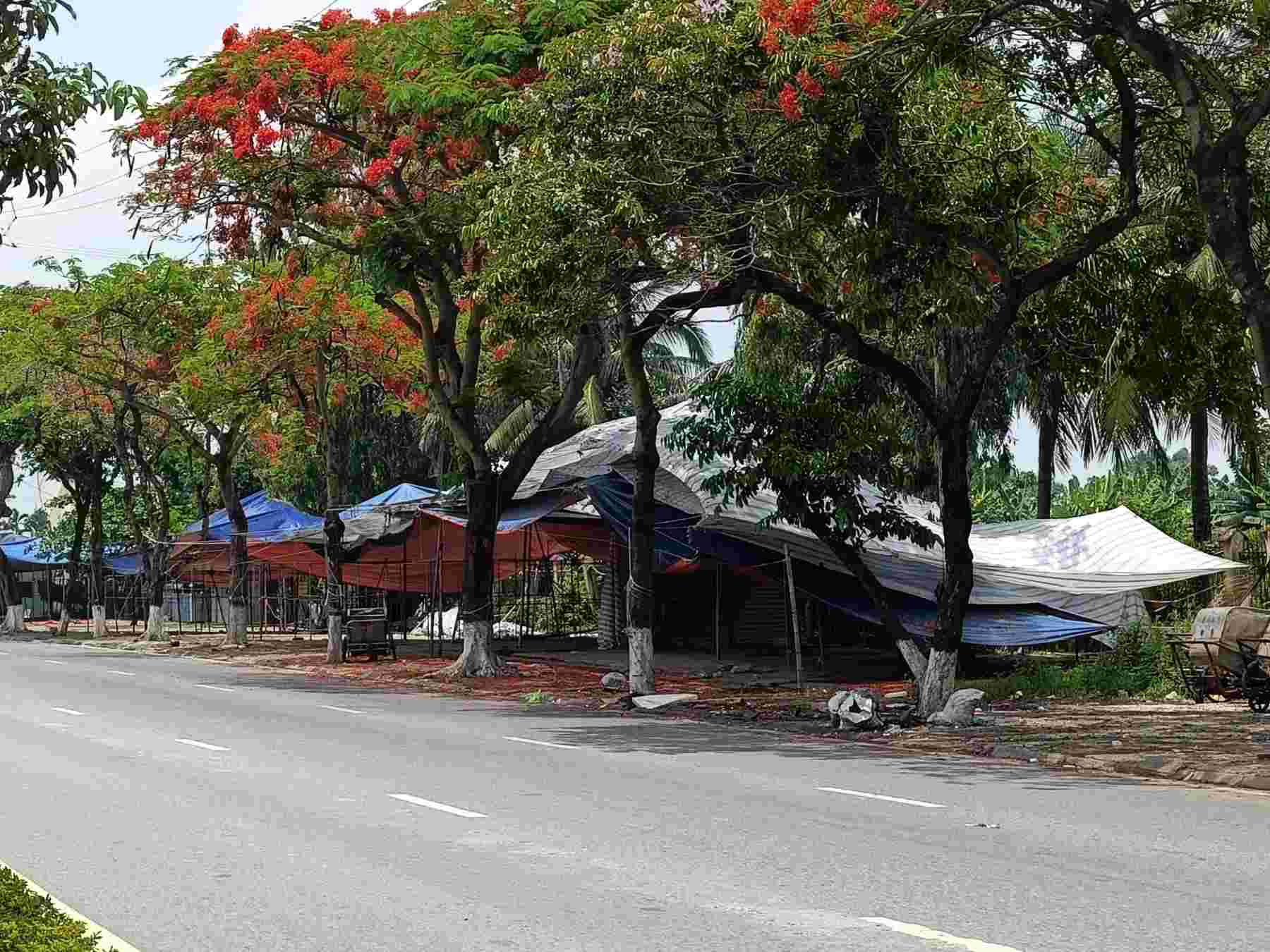 Người dân dựng khung, căng bạt bán hàng chiếm dụng vỉa hè ở Hải Phòng