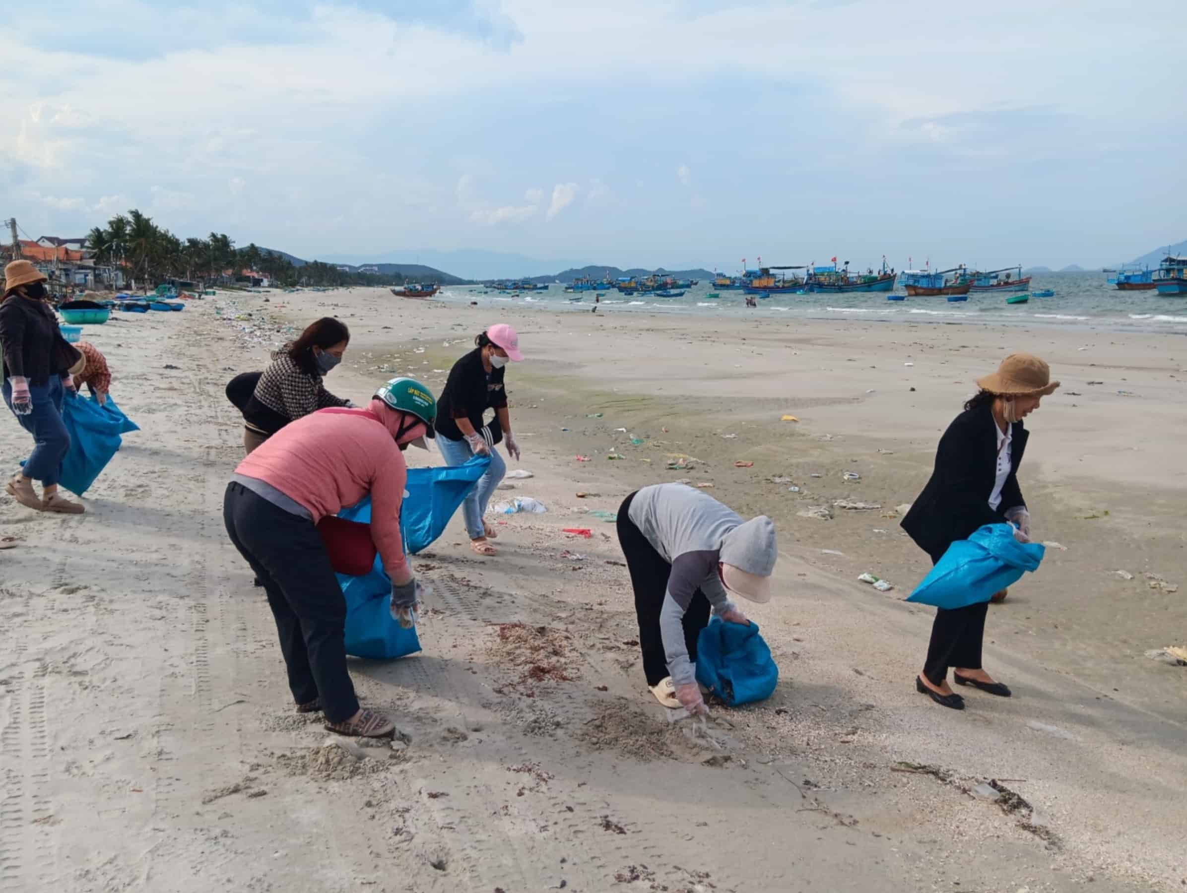 Người dân địa phương tham gia vào nhặt rác trên biển Dốc Lết. Ảnh: Hữu Long