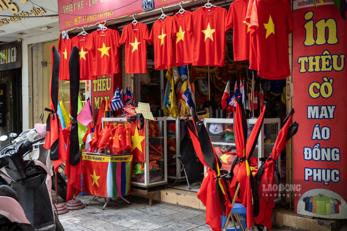 Phố Hàng Bông với nhiều cơ sở kinh doanh đã bày bán cờ cùng dải băng đen phục vụ người dân treo và tưởng niệm cố Tổng Bí thư Nguyễn Phú Trọng trong 2 ngày Quốc tang.