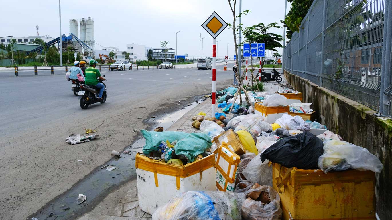 Rác thải nằm “chễm chệ” trên vỉa hè cạnh Bến xe trung tâm TP Cần Thơ. Ảnh: Ngọc Ly