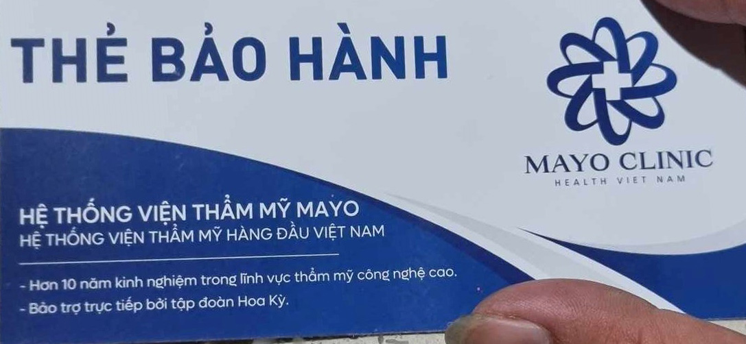 Thẻ bảo hành “sức khỏe trọn đời tóc mọc” do cơ sở thẩm mỹ 12 Nguyễn Phong Sắc (TP Vinh) cấp cho khách hàng Đặng Trọng Hồng. Ảnh: Quang Đại