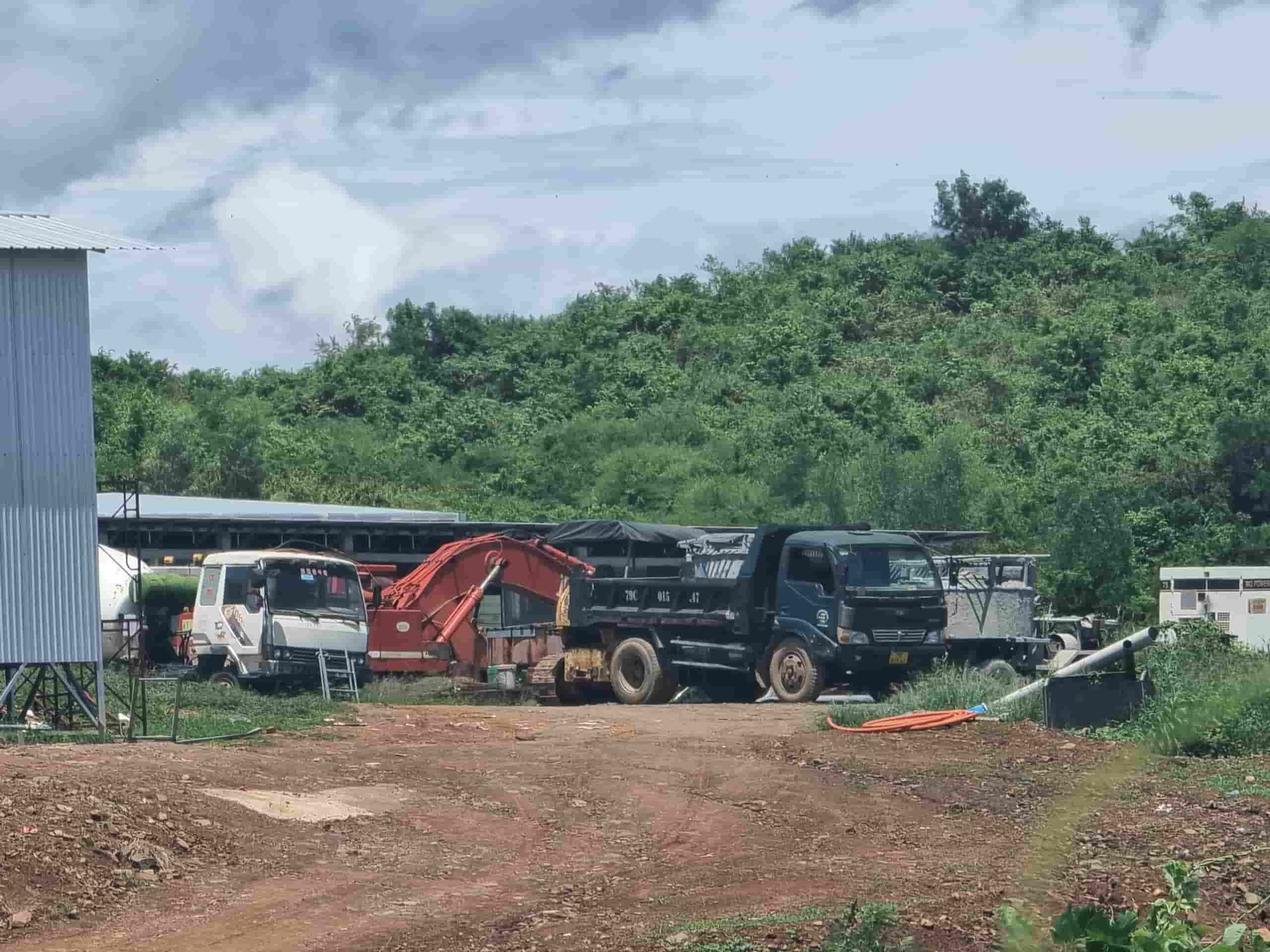 Trại nuôi heo của ông Dũng chưa có giấy phép môi trường và xây dựng trái phép trên đất rừng được quy hoạch trồng rừng sản xuất.  Ảnh: Hữu Long