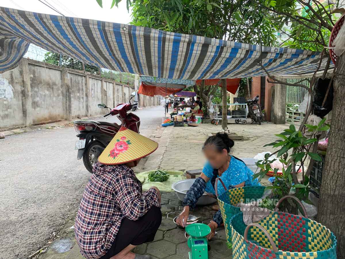 Khu vực đường bên ngoài chợ PV ghi nhận trước đó, người dân căng bạt bán hàng bên ngoài. Ảnh: Hà Vi