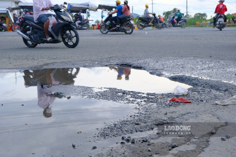 Ông Nguyễn Văn An (bán hàng nước trước cổng khu công nghiệp Sông Hậu) cho biết: “Lúc đầu là ổ gà nhưng do không được sửa chữa, diện tích hố lớn dần thành ổ voi. Nhiều người đi ngang không quen đường vấp phải ổ voi, mất tay lái té ngã trầy xước tay chân“.