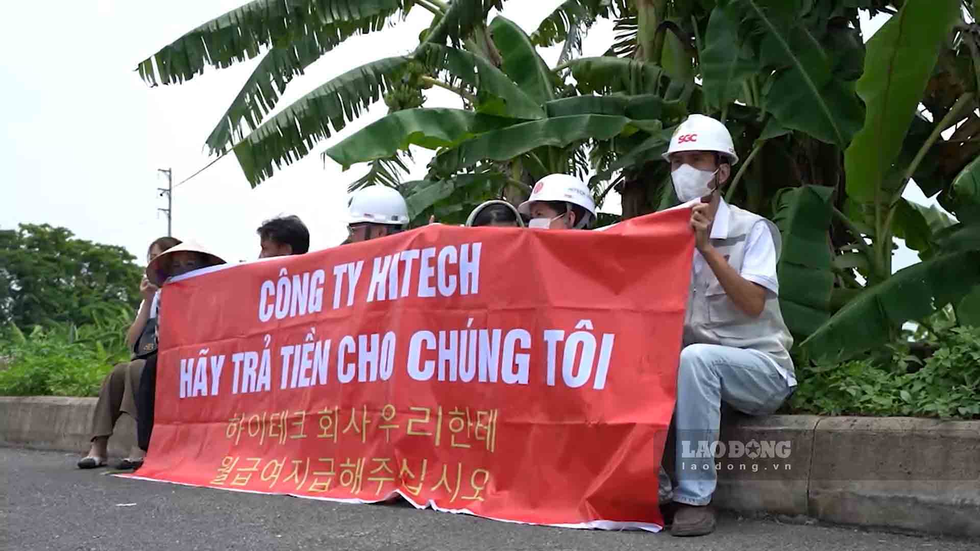 Một số chủ doanh nghiệp, người lao động căng băng rôn yêu cầu Công ty Hitech Vina thanh toán công nợ. Ảnh: Đền Phú