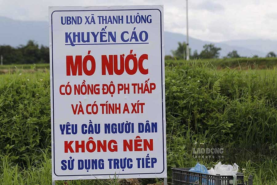 UBND xã Thanh Luông lắp đặt biển khuyến cáo tại “mỏ nước thần” nổi tiếng bậc nhất Điện Biên. Ảnh: Quang Đạt