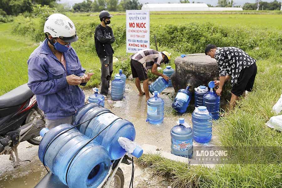 Chính quyền đặt biển cảnh báo tại "mỏ nước thần", dân vẫn bất chấp lấy về dùng