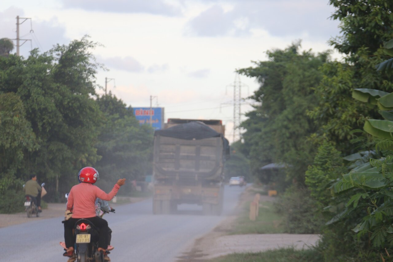 Bụi bay mù mịt trên đường. Ảnh: Minh Nguyễn