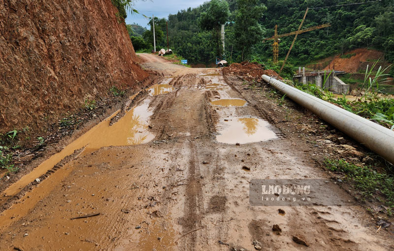 Tuyến đường giao thông nông thôn Pác Khuổi - Pác Háo bị gián đoạn gần 1km không thể thi công do công trình thủy điện này vẫn chưa xây dựng xong.