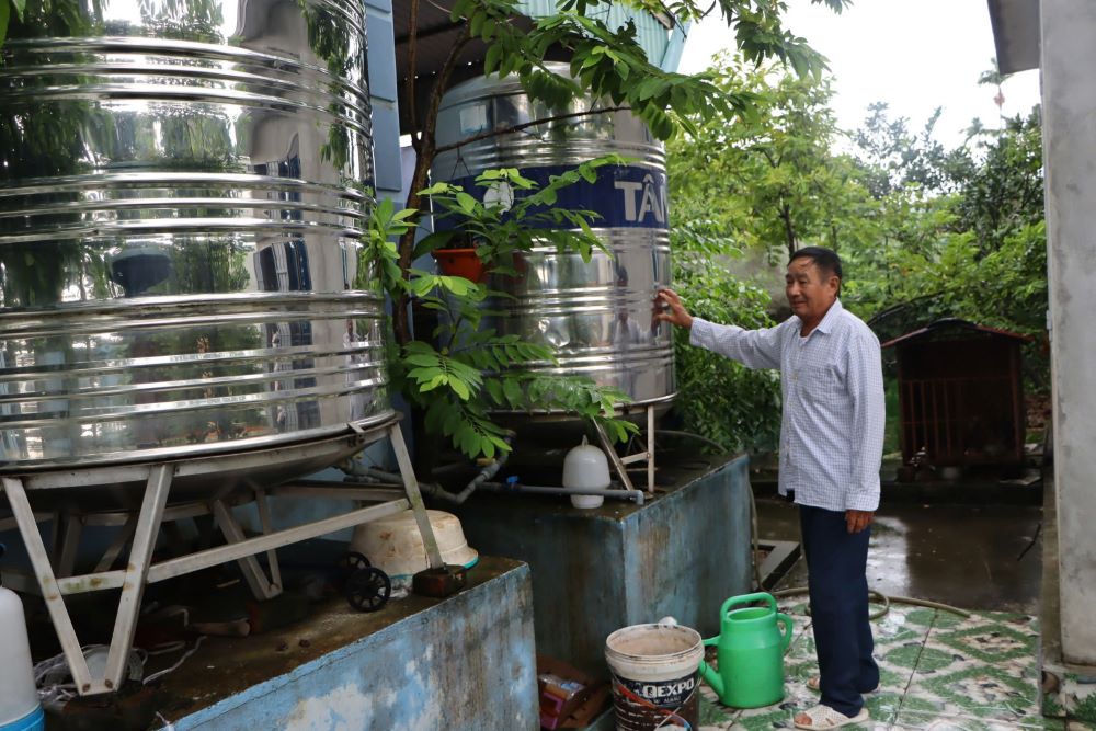 Ông Trần Văn Quân, Trưởng thôn An Thọ mua 3 téc inox để chứa nước mưa