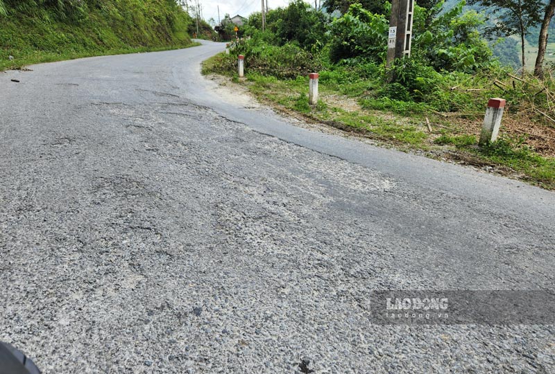 Nhiều điểm sạt lở, mặt đường trên tuyến QL34 đã sạt lở, hỏng hóc.