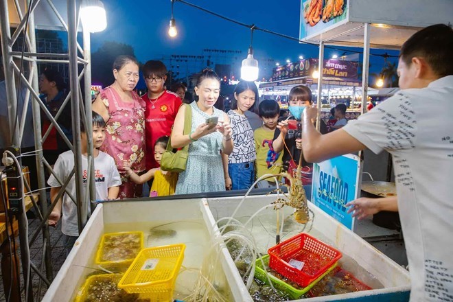 Lễ hội tôm hùm nhưng toàn cá viên chiên là sai sót khó tin